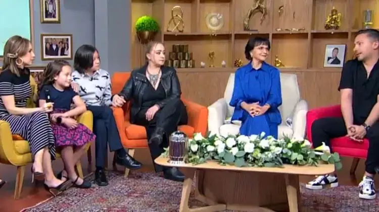 Los familiares colocaron la urna sobre la mesa en el foro del programa. (Foto: Captura de video)