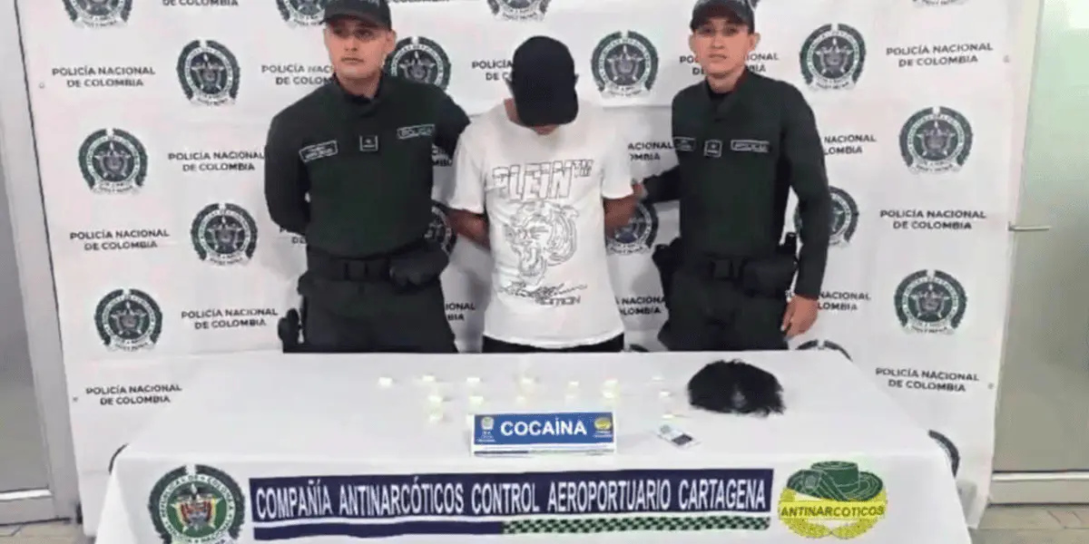 VIDEO | Hallan cocaína en peluca de un pasajero en aeropuerto de Colombia