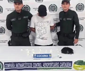 VIDEO | Hallan cocaína en peluca de un pasajero en aeropuerto de Colombia