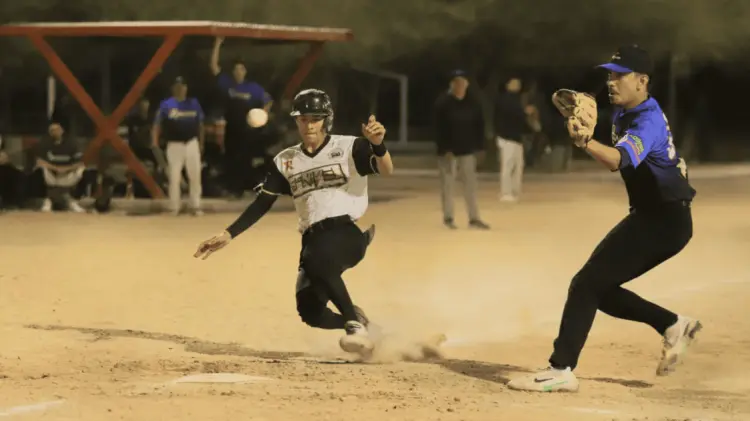 Quinto Nivel se enfrentó a Mariscos Los Ramones. (Foto: Jorge Flores/EXPRESO)