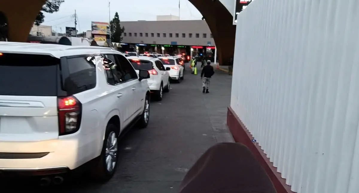 ¿Está cerrado el cruce en la frontera de Nogales?