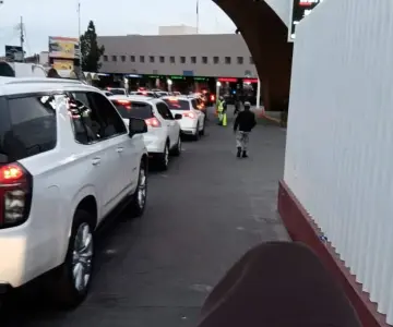 ¿Está cerrado el cruce en la frontera de Nogales?