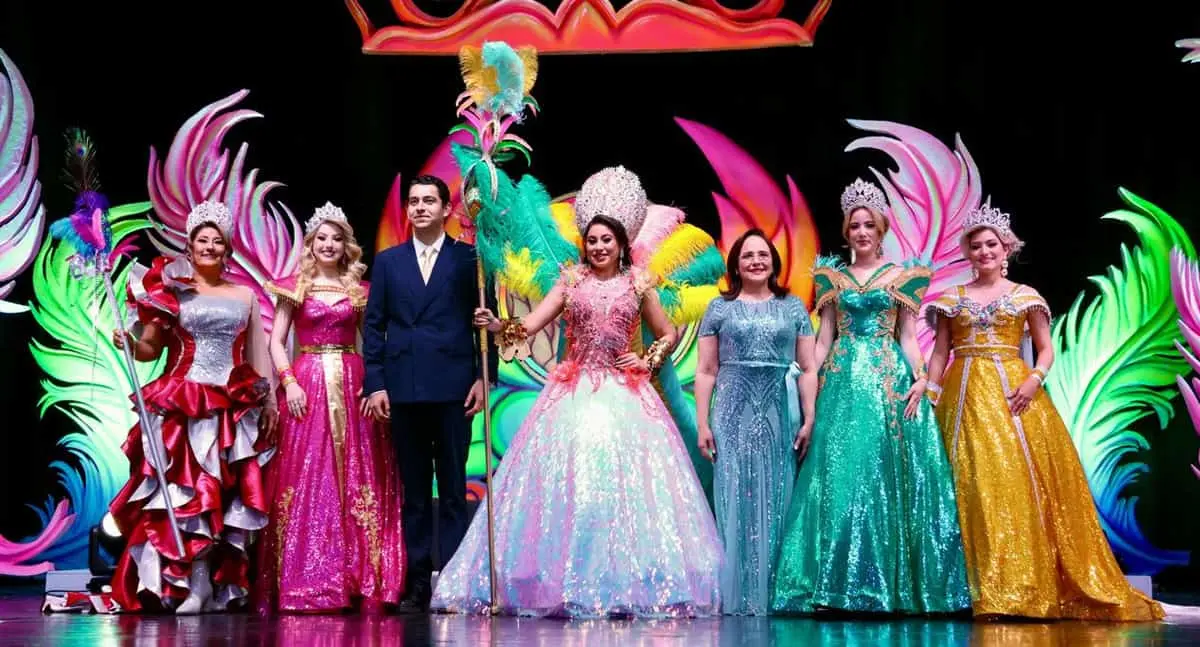 Coronan a Karla Sereno como reina del Carnaval Guaymas 2025