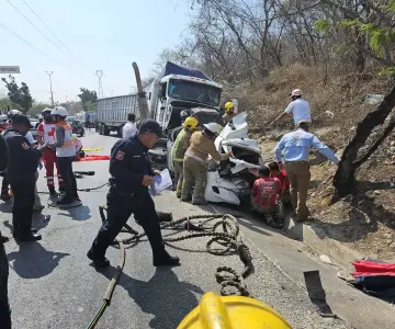 Tráiler se impacta contra autobús de estudiantes