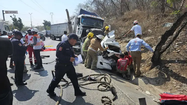 Un auto con una familia quedó bajo el tráiler. Especial/EXPRESO