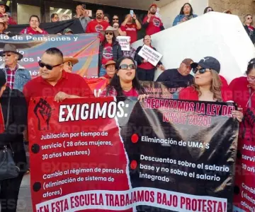 Maestros de Sonora marchan contra reforma al Issste
