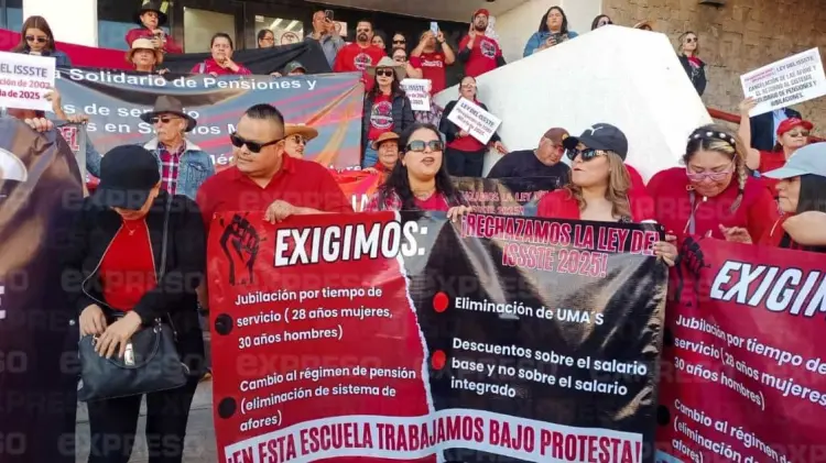 La marcha que culminó en el Congreso del Estado. (Foto: María José Noyola/EXPRESO)