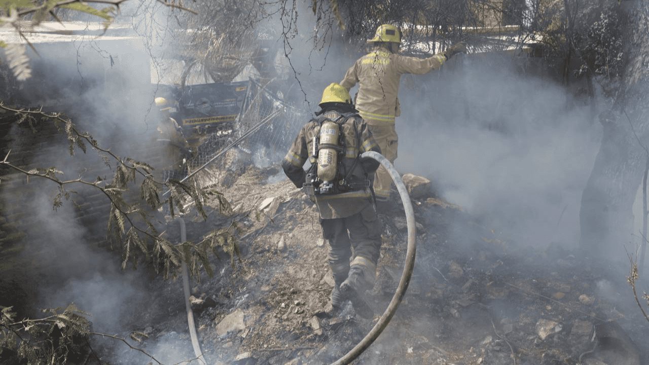 Bomberos sofocan intenso incendio en El Mariachi