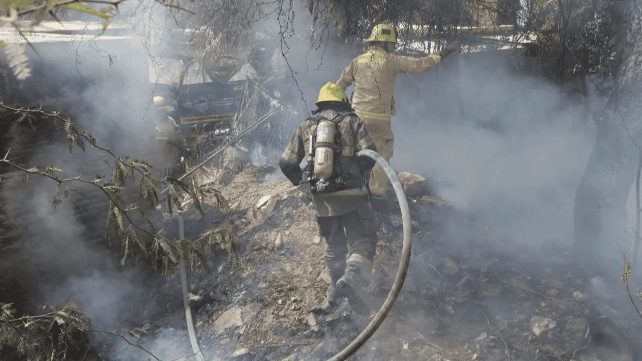 Bomberos sofocan intenso incendio en El Mariachi