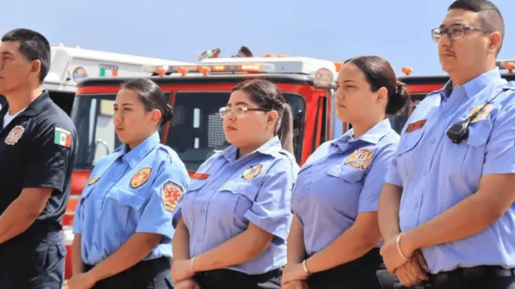 Mejoran las condiciones laborales de los bomberos y reconocer su trabajo. Foto: Especial.