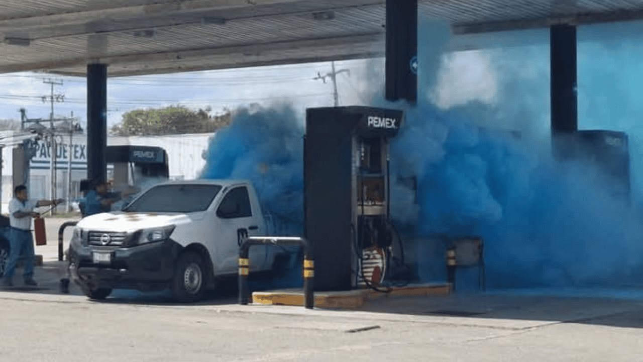 Hombre causa incendio en gasolinera por contestar su teléfono celular