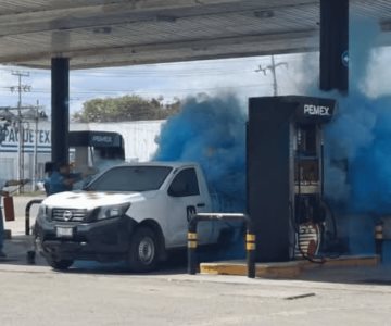 Hombre causa incendio en gasolinera por contestar su teléfono celular