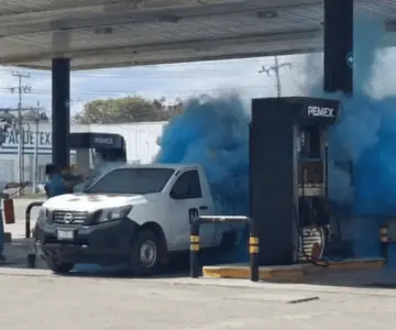 Hombre causa incendio en gasolinera por contestar su teléfono celular