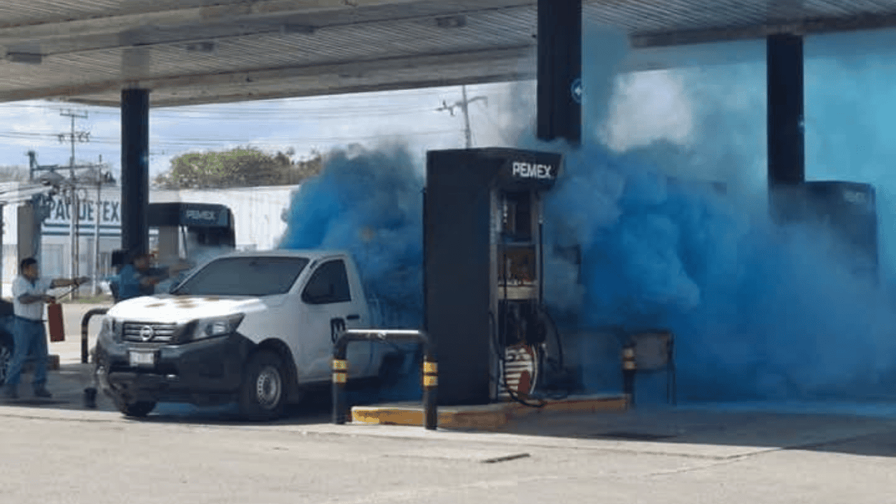 Hombre causa incendio en gasolinera por contestar su teléfono celular