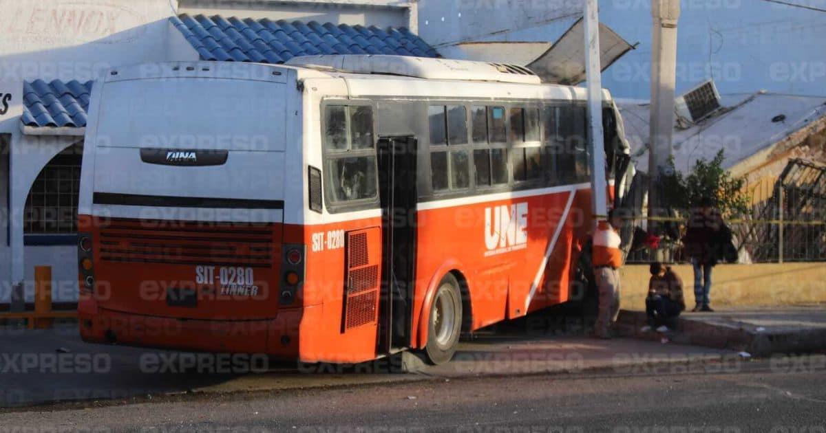 Camión se estrella contra casa tras fuerte choque en Hermosillo; hay 7 heridos