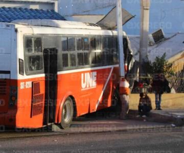 Camión se estrella contra casa tras fuerte choque en Hermosillo; hay 7 heridos