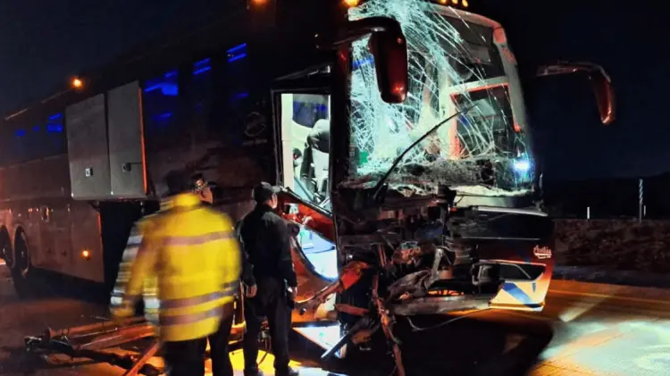 El autobús impactó al vehículo sedán donde viajaba la víctima. (Foto: Especial/Cortesía)