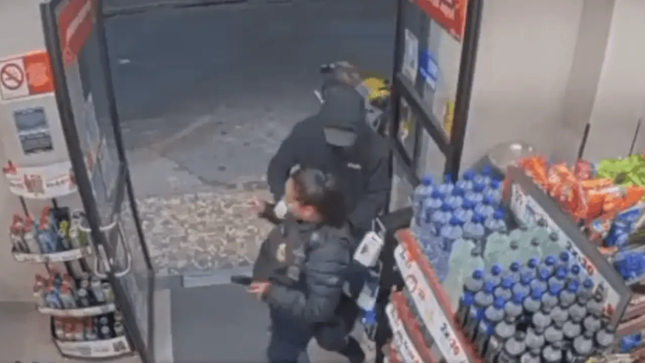 Asaltan a mujer policía en tienda de conveniencia