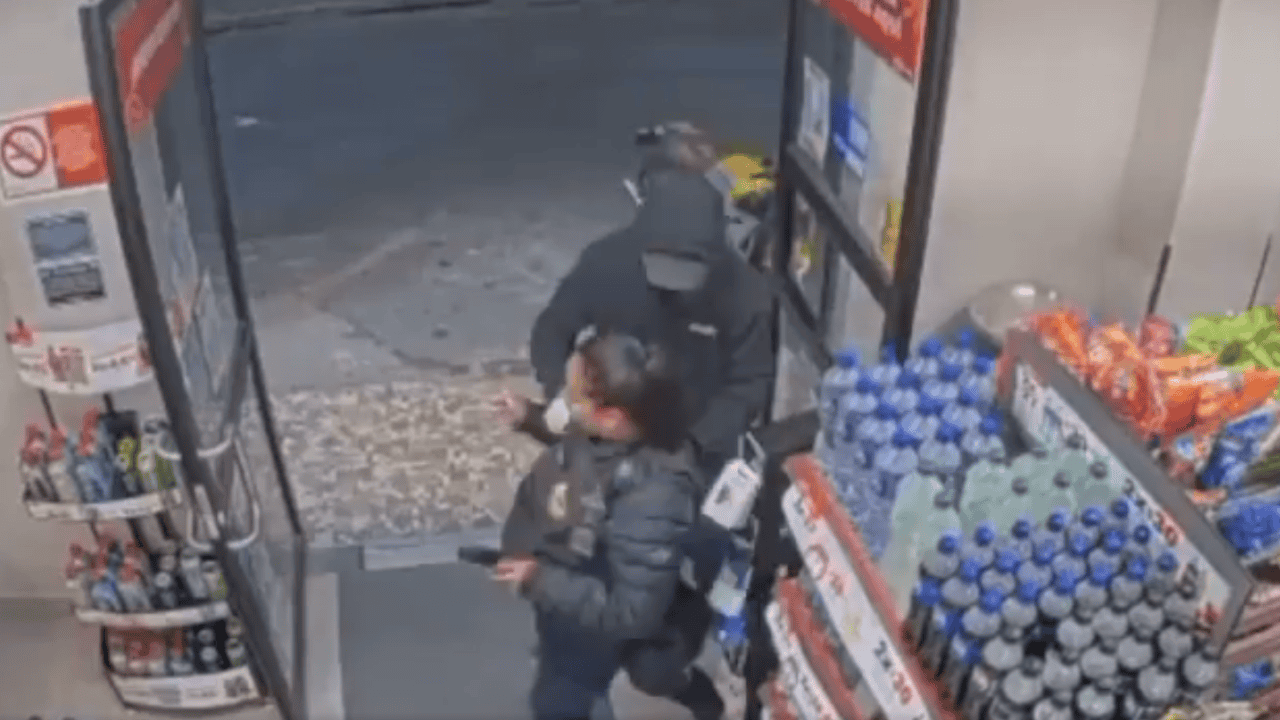Asaltan a mujer policía en tienda de conveniencia