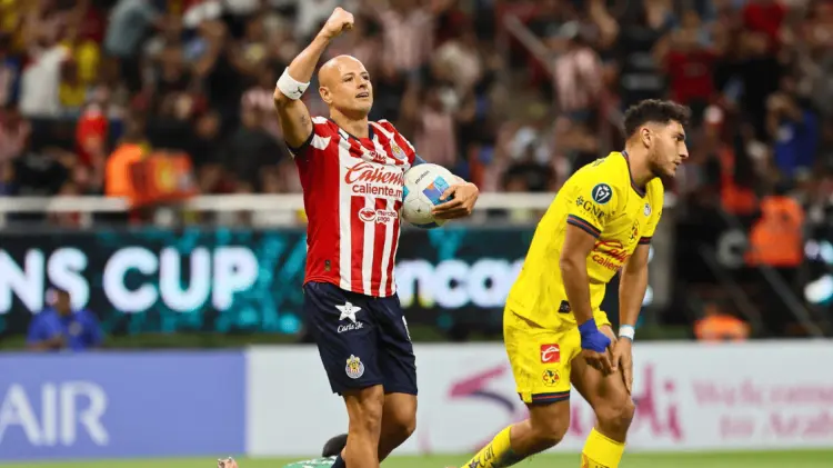 Cáceres anotó en propia puerta para que Chivas marche con ventaja. (Foto: Agencia Reforma)