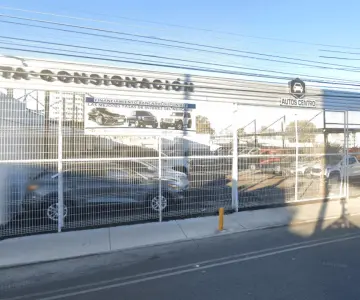 Detienen a hombre tras robo en negocio de autos; le decomisan droga