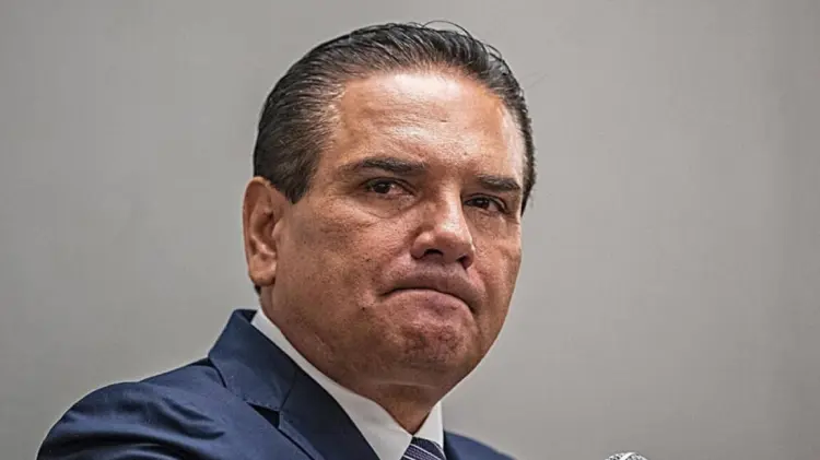 Por ahora está suspendida la orden de aprehensión y no puede ser llevado a comparecer por la fuerza.