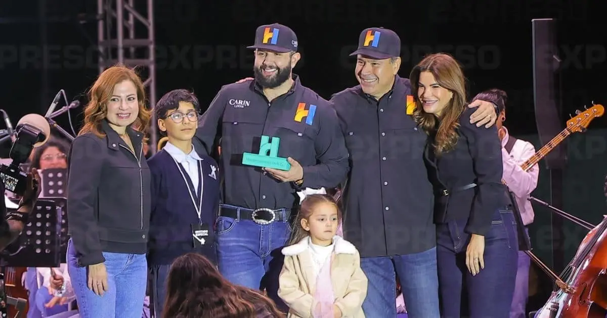 Reconocen a Carin León por su apoyo al programa Misión Solar en Hermosillo