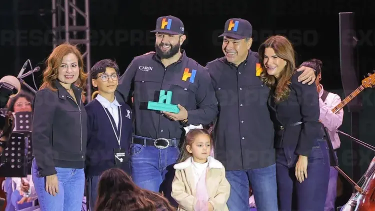 Carin León recibió el reconocimiento de manos del alcalde Antonio Astiazarán. (Cristian Ruiz/EXPRESO)