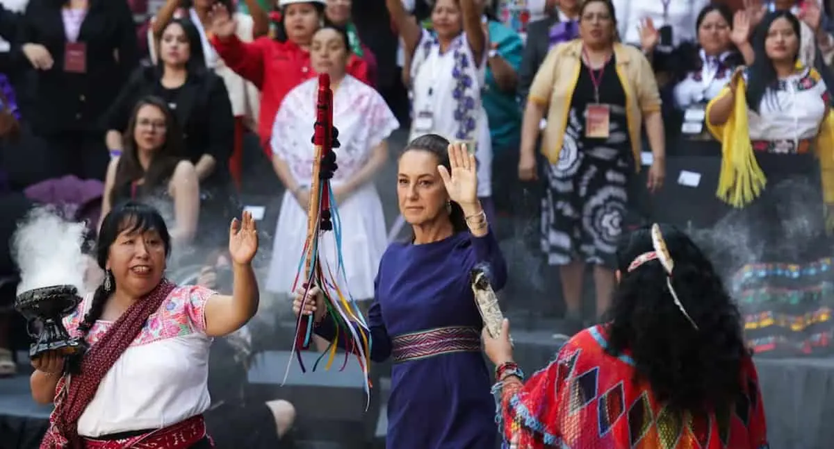 Sheinbaum recibe el Bastón de Mando de mujeres autoridades indígenas