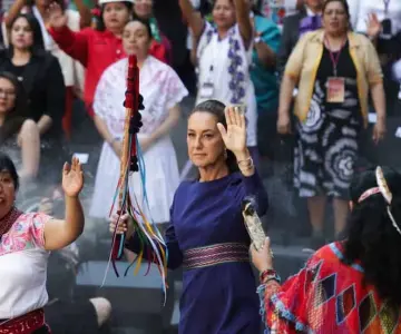 Sheinbaum recibe el Bastón de Mando de mujeres autoridades indígenas