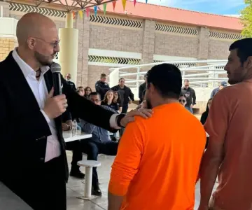 Hipnotista John Milton aplica novedoso método que ayuda a personas en prisión