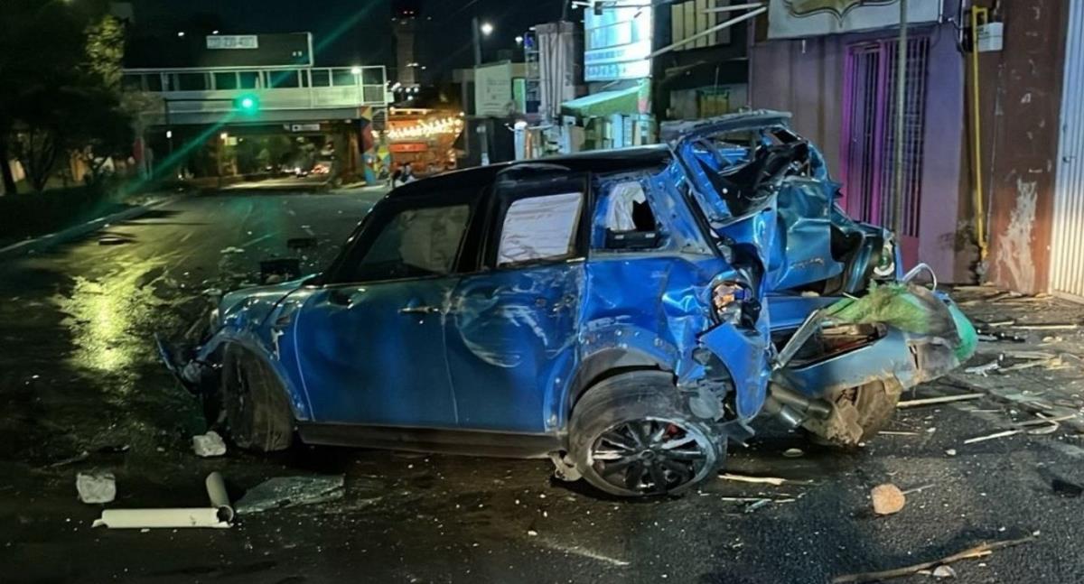 Joven estrella su Mini Cooper contra taquería y mata al dueño
