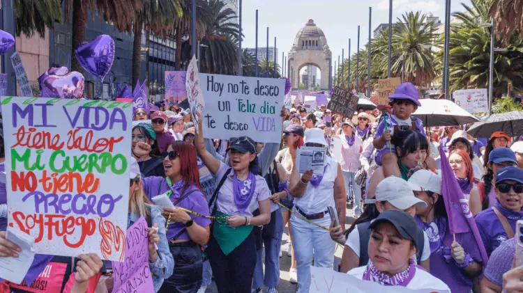 Más de 200 mil mujeres marcharon por el fin a la violencia de género este 8M. (Foto: El Universal)