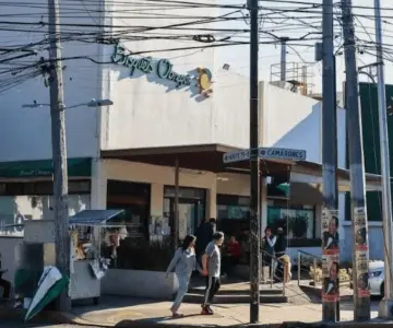 Investigan muerte de hombre hallado en horno de restaurante