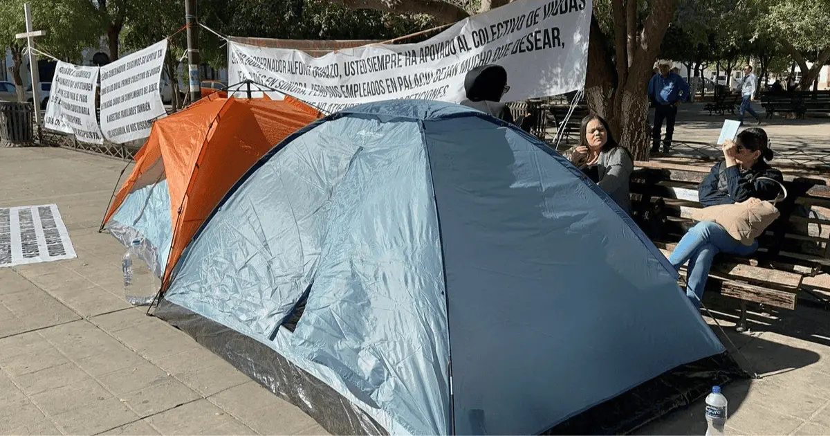 Plantón de viudas de policías cumple una semana