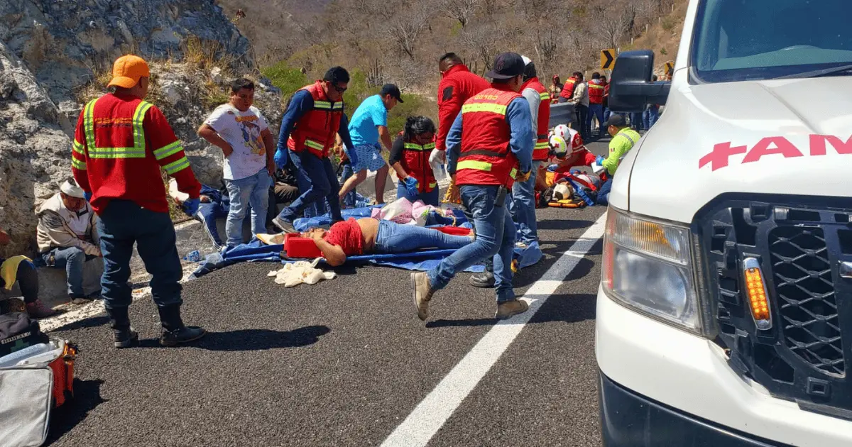 Sube a 18 muertos saldo de volcadura de autobús con simpatizantes de Morena