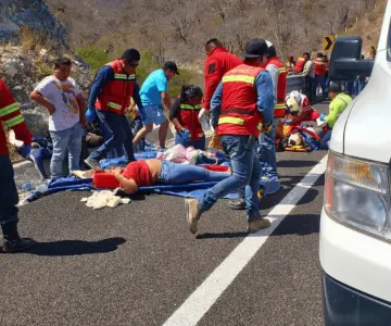 Sube a 18 muertos saldo de volcadura de autobús con simpatizantes de Morena