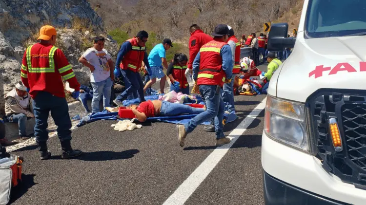 Los cuerpos de emergencia encontraron más cuerpos al extraer el autobús. (Foto: Tomada de redes)