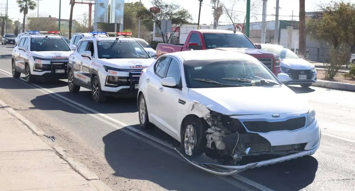 Choque entre sedán y tráiler en Hermosillo deja un lesionado