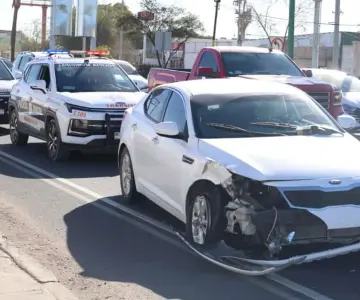 Choque entre sedán y tráiler en Hermosillo deja un lesionado