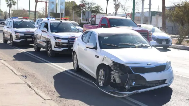 Choque entre sedán y tráiler en Hermosillo deja un lesionado