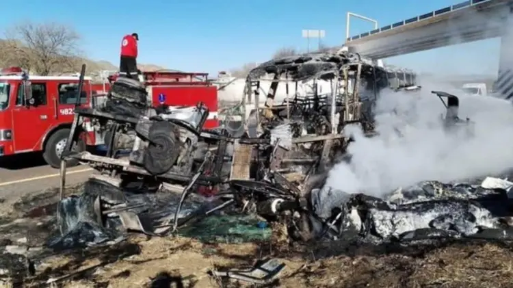 El autobús comenzó a incendiarse tras la colisión con el tractocamión. (Foto: Especial)