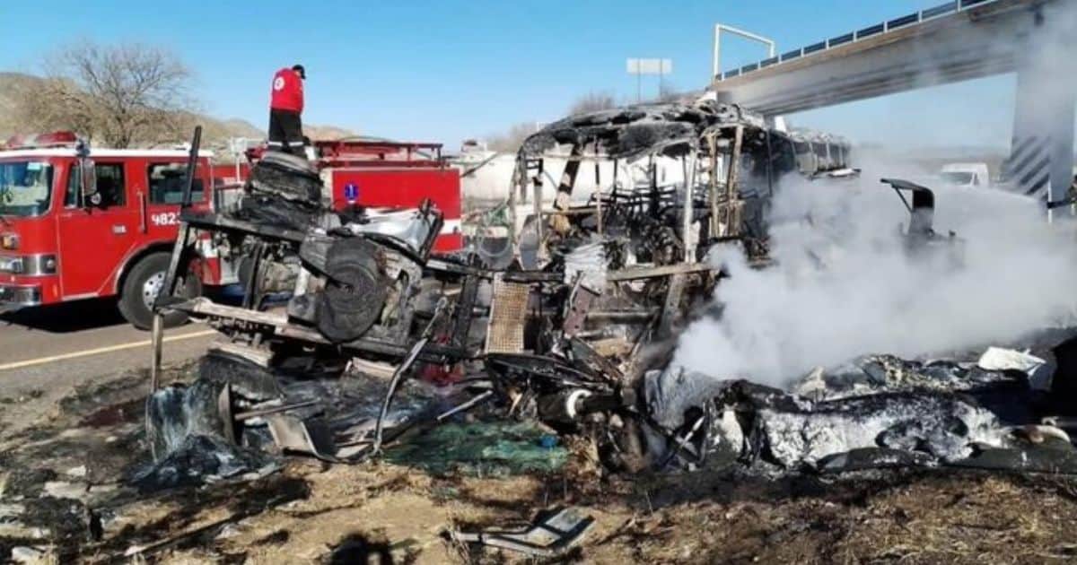 Aparatoso choque entre camión de pasajeros y tractocamión deja 14 muertos