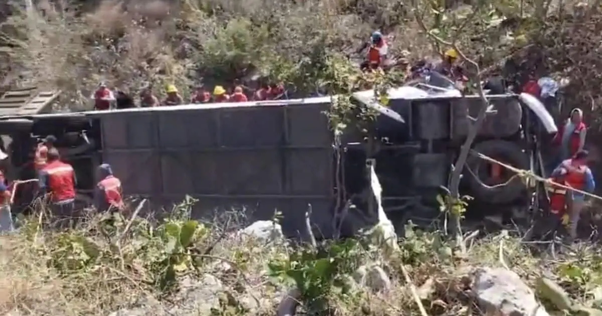 Mueren 11 personas en aparatosa volcadura de camión en Oaxaca