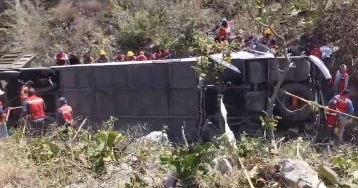 Mueren 11 personas en aparatosa volcadura de camión en Oaxaca