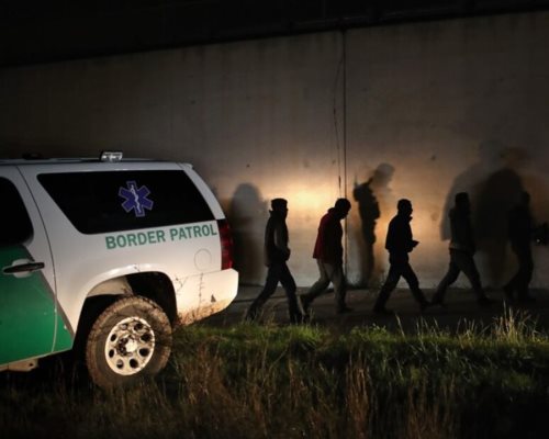 Arrestos de migrantes indocumentados caen 71% en febrero: CBP