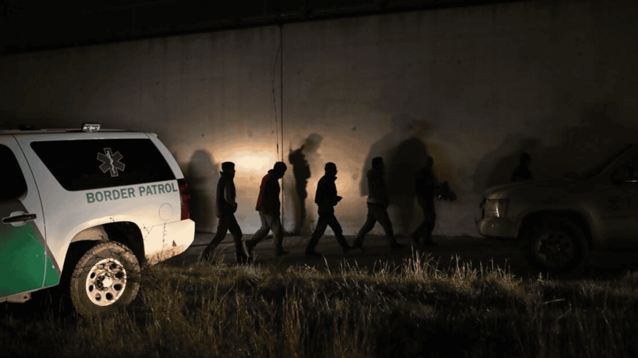 Arrestos de migrantes indocumentados caen 71% en febrero: CBP