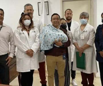 Bebé abandonado en Tultitlán recibe el alta médica; lo entregan al DIF