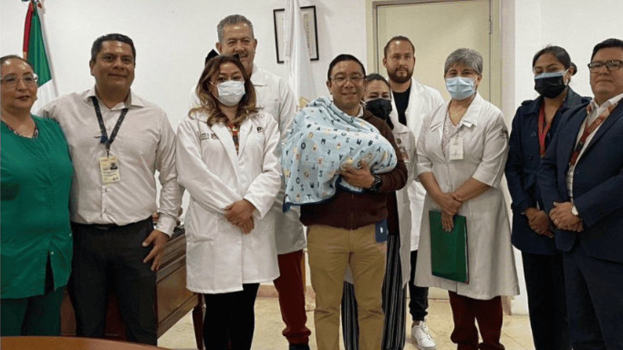 Bebé abandonado en Tultitlán recibe el alta médica; lo entregan al DIF
