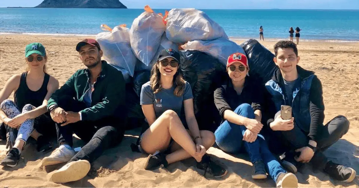 Unique People llama a limpieza en la playa
